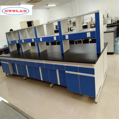 Bon prix Un banc de laboratoire de chimie bien organisé avec des tiroirs et une surface bleue lisse en ligne