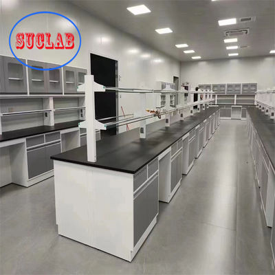 Bon prix Bureaux de travail de laboratoire personnalisés avec des étagères de conception rectangulaire et une prise multifonctionnelle en ligne